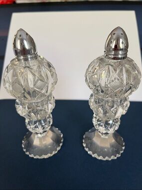 Stunning lead crystal salt n pepper shakers $15